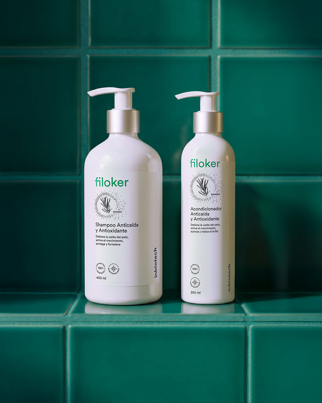 Botellas de shampoo y acondicionador Filoker Anticaída y Antioxidante con dispensador tipo bomba exhibidas en un ambiente de baño sobre azulejos verdes
